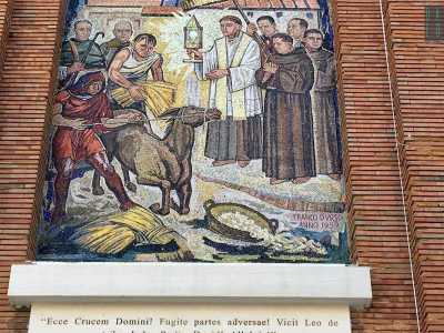 La facciata color ruggine al cui centro spicca un grande rosone � stata anche abbellita da alcuni mosaici realizzati dal pittore siciliano Franco D�urso che rievocano episodi della vita di Sant�Antonio